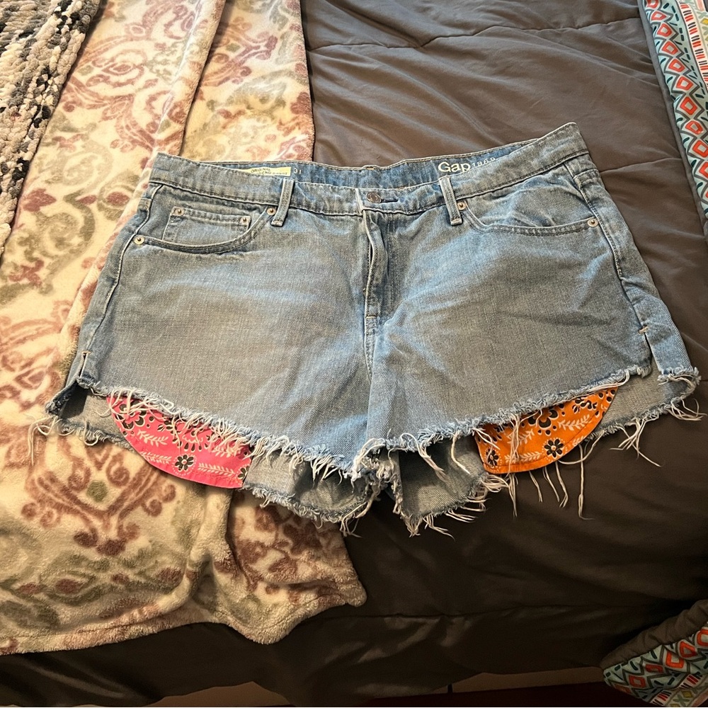 Size 9 Gap girlfriend shorts